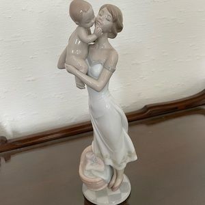 LLADRÓ Unconditional Love Porcelain Mother Figure